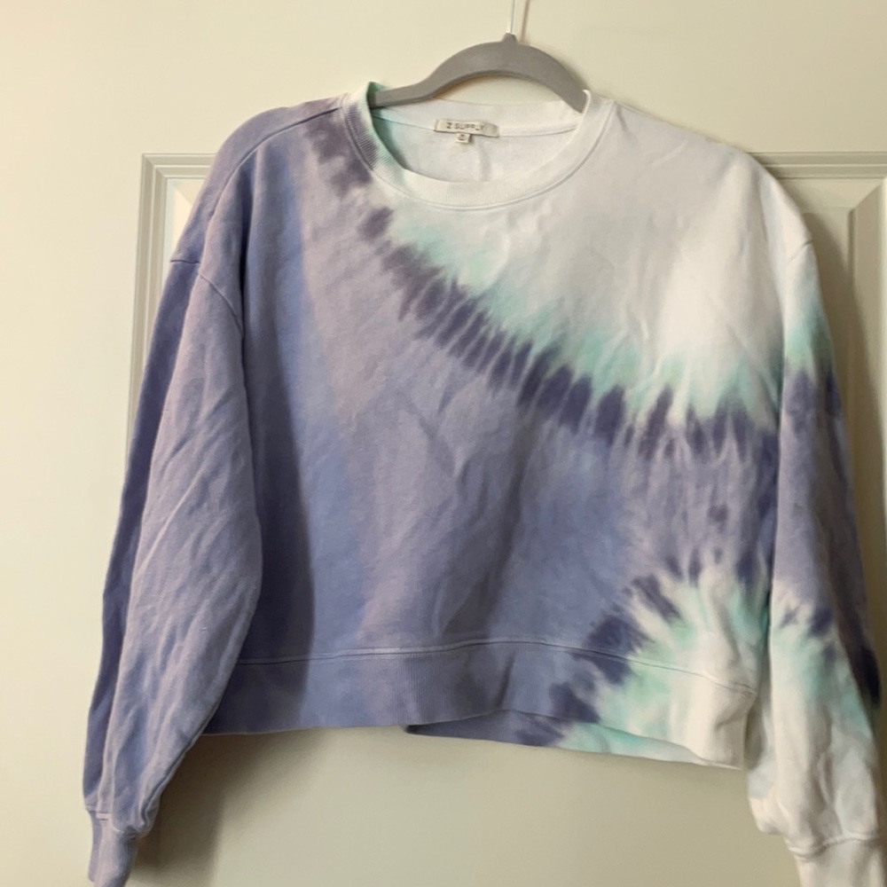 Cropped sweatshirt.
